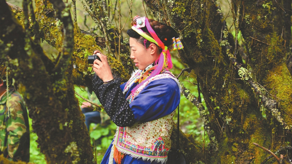 雅安：藏家女拍纪录片 记录家乡传承民族文化