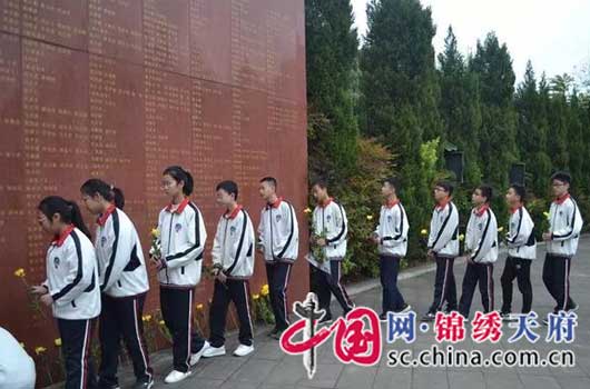 阆中市白塔中学举行"追忆英烈伟绩·弘扬爱国情怀"活动