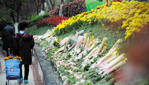 成都：鲜花寄哀思 越来越多市民接受绿色殡葬