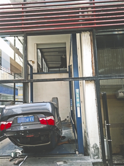 成都男子刚提车就从车店二楼坠落 连人带车摔个底朝天