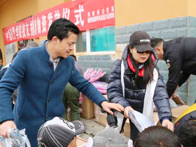 援藏干部联合校友 向阿坝县两所学校捐赠6.4万余元学习用品