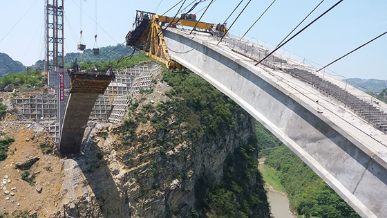 泸州“鸡鸣三省”大桥加紧施工 预计主拱圈7月合龙