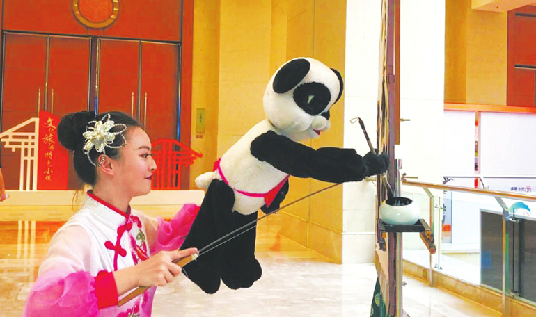 这只“熊猫”会画画 90后女孩演活了成都木偶戏《熊猫咪咪》