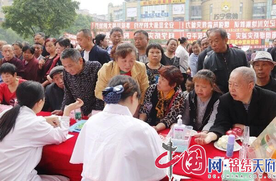 射洪县人民医院举行“5.12”护士节义诊活动