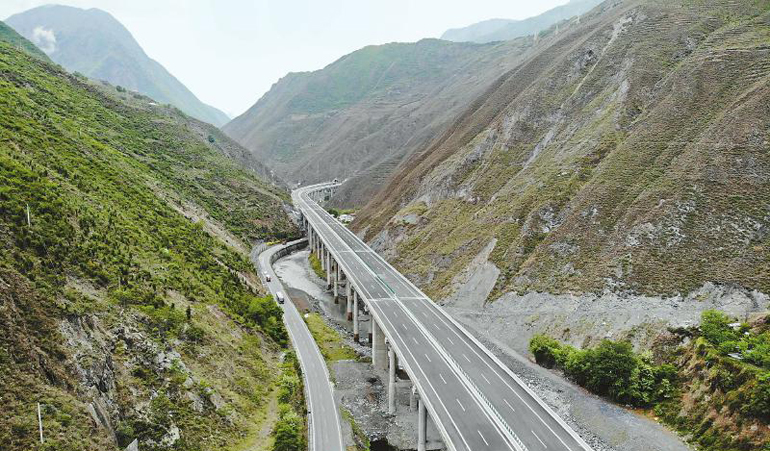 汶马高速已建成路段开通了 最高时速100公里 
