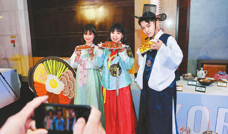 韩国美食文化旅游主题日 成都市民体验韩国传统服饰
