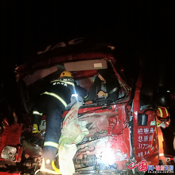 高速突發(fā)車禍，遂寧物流港消防中隊雨夜緊急救援