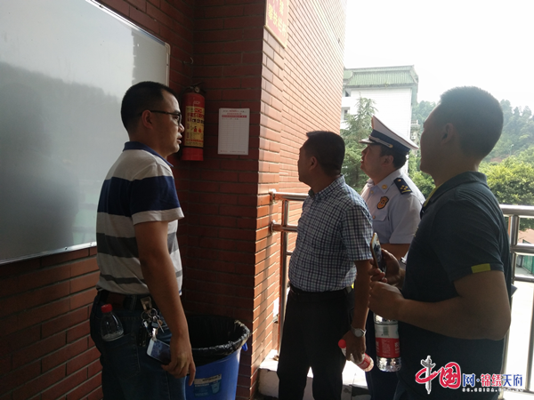 遂寧市應急管理局副局長胡先敏帶隊到市城區6個高考考點開展消防安全檢查