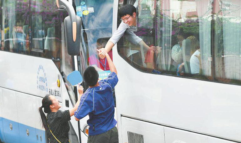 四川高考考生走进考场 提前“踩点”