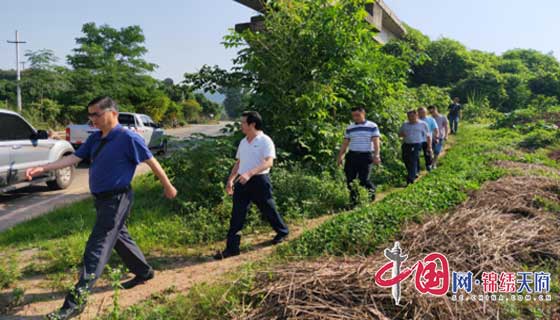 营山县政协领导实地踏看嘉陵江饮水工程输水管道顺蓬营段安装线路