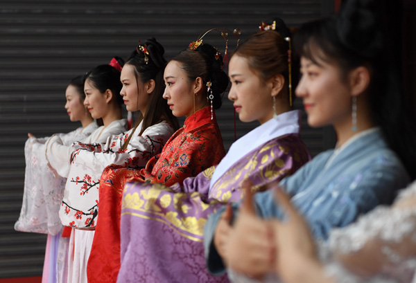中国掀起“汉服”热 为何越来越多年轻人对此着迷？