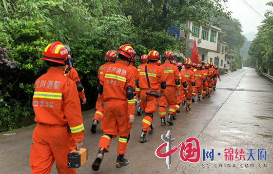 宜宾长宁地震特写：33名消防指战员深夜冒雨徒步5小时挺近珙泉镇