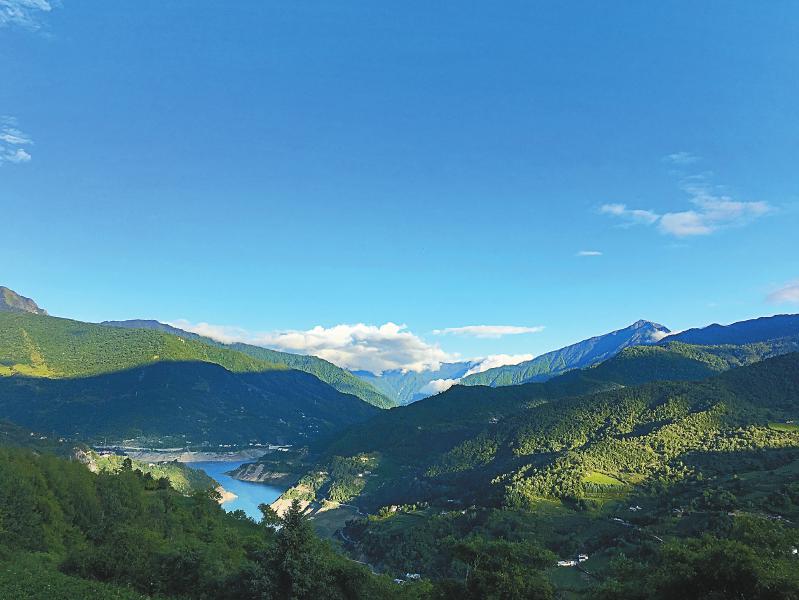 这座位于雅安宝兴县大山深处的村庄 邂逅野生大熊猫竟成为村民的日常