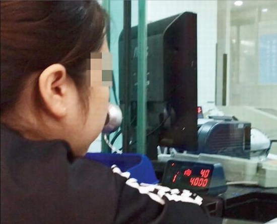 成都女子多次借贷满足高消费 妈妈拿出领养证明：你走吧！