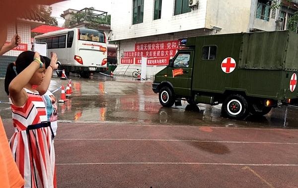  “谢谢、谢谢”！武警医疗队撤离，长宁地震灾区小朋友冒雨敬礼目送
