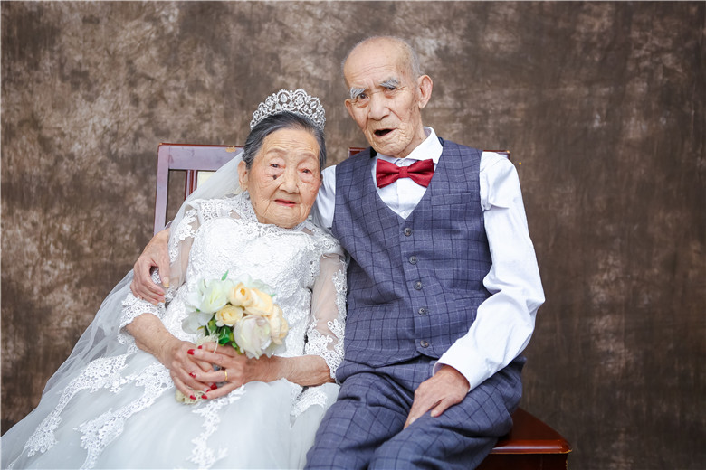 94岁爷爷重病遗憾没拍过婚纱照 96岁老伴精心妆扮陪他圆梦