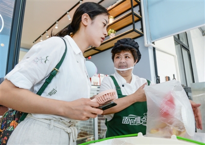 店员很特别居民来当志愿者 成都这家面包房有点不一样