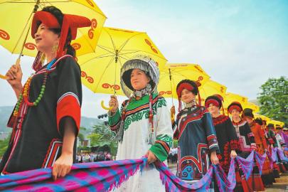 庆祝新中国成立70周年 米易上演“千人朵洛荷”