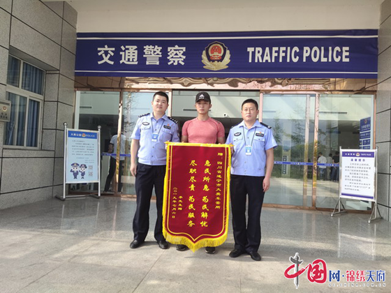 大英交警：車管服務暖人心　迎來一面紅錦旗