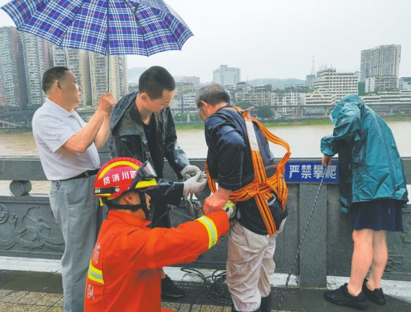 川东北暴雨 渠江水位上涨 4层高楼被淹