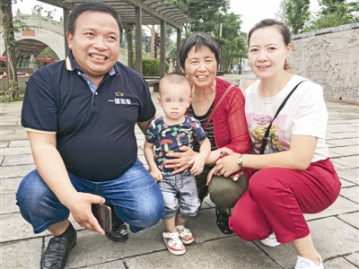 矮哥壮举 75秒救起两条生命