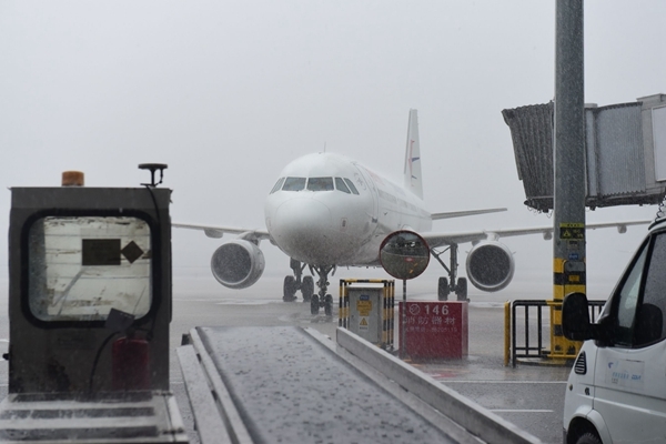 受暴雨影响 成都机场大面积航班延误 已启动黄色预案