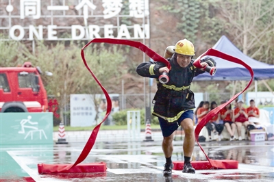 成都世警会倒计时！消防队员们上演“极限挑战”