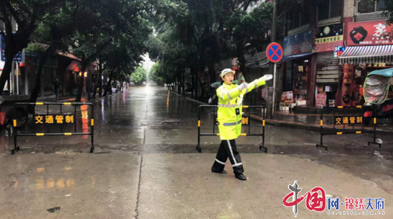 遂寧交警“四個(gè)進(jìn)一步”全力做好持續(xù)降雨天氣道路交通管理工作