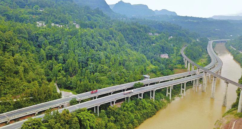 南江：沿河铁路、高速公路 犹如“巨龙”蜿蜒在青山间