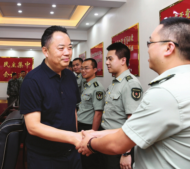 宋朝华"八一"建军节前夕慰问驻南充部队官兵