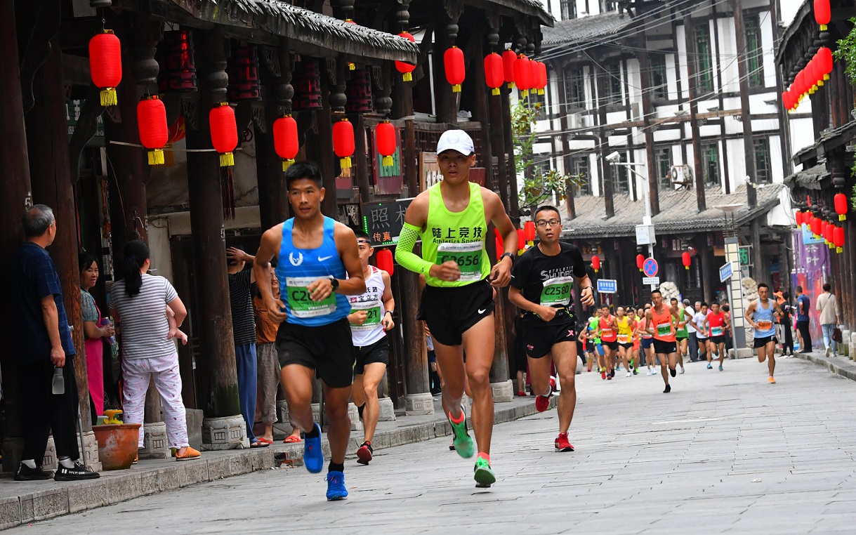 四川广元举行国际山地超级马拉松 3千选手挑战“蜀道亚高原”