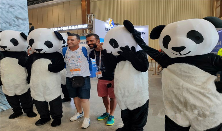 萌快闪！“熊猫”现身世警会“熊抱”各国运动员