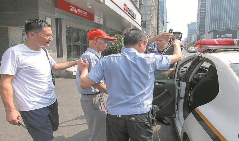 七夕节成都街头有大爱：老人迷路 ​热心市民喊来警察帮忙