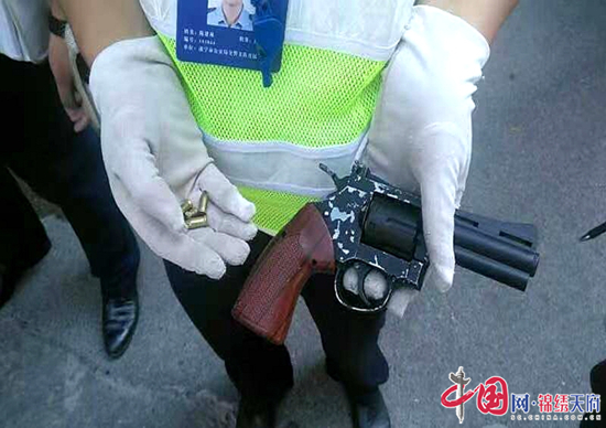遂宁市交警查获一起非法持有枪支及伪造、变造机动车号牌违法行为