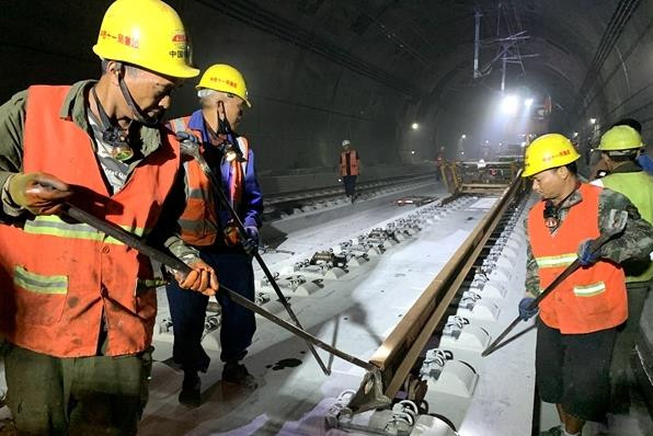 成贵铁路全线铺轨完成 将于今年底全线建成通车