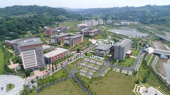 经开区的雅安职教园区,依托雅安职业技术学院和四川省贸易学校等资源