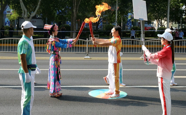 全国少数民族运动会火炬传递燃动郑州 茂县妹子余晓娟展羌族风采