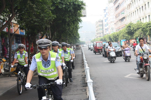 宜賓市筠連縣交警大隊“自行車110”  服務群眾“零距離”