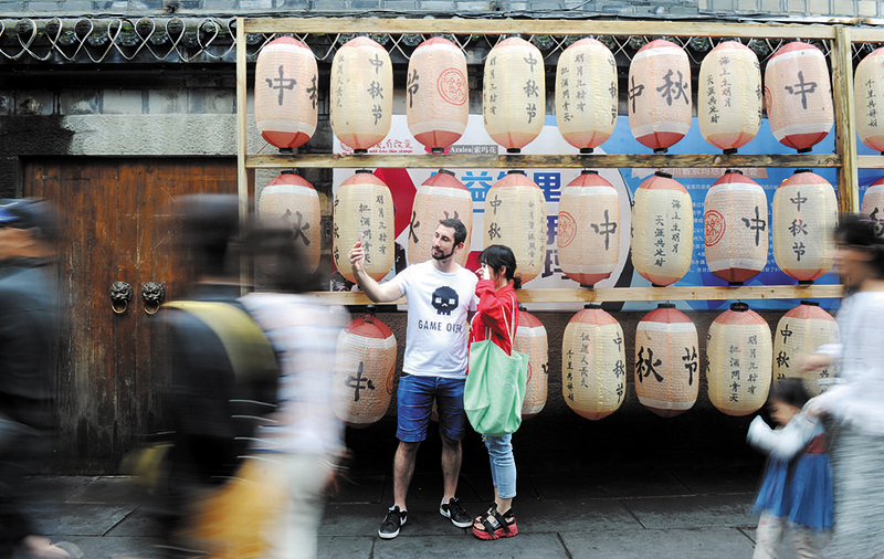 锦里古街度中秋：巴蜀韵 成都味