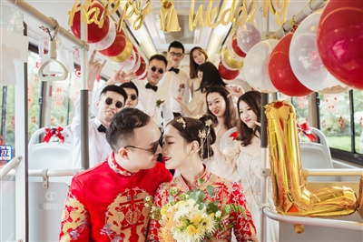 从520开往新婚殿堂  新婚夫妇公交车当婚车