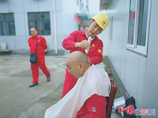 磨溪天然气净化厂：检修工地上的理发师