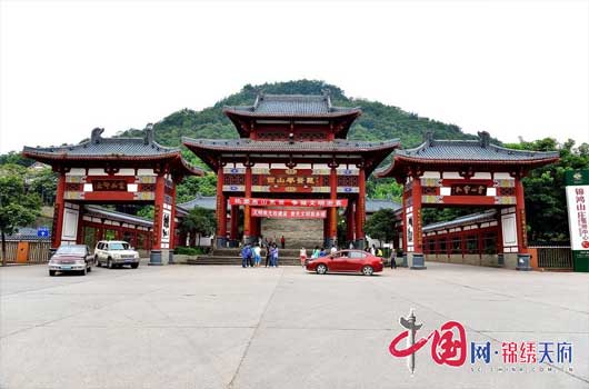 南充西山风景区 特别是近年来的“金色六合银杏文化月”“ 丝绸工艺互动体验”“乘蒸汽观光小火车游览百年丝厂”等特色旅游项目吸引了中外八方游客来六合游览观光。 文旅与丝绸产业融合发展为企业转型升级、持续发展找到新的经济增长点,工业旅游每年接待游客达45万人以上,旅游收入5210万元,取得了良好的社会效益和经济效益。丝绸文化,是南充人留住历史记忆,记住乡愁标志性的符合,是“丝绸源点”和“中国绸都