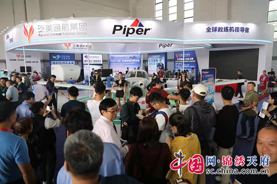 直击2019四川国际航空航天展览会 飞机模特吸睛