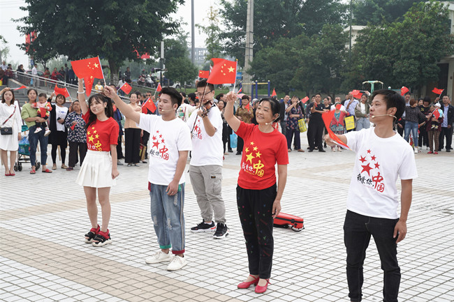 庆祝新中国成立70周年 成都轨道航空产业新城石板滩唱响客家祝福