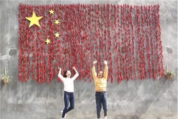 接地气！成都这个村竟用辣椒“绣”出了五星红旗