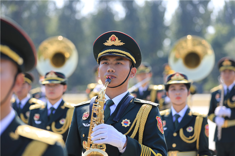 自豪！泸州这帅小伙吹响萨克斯 两次参加国庆大阅兵