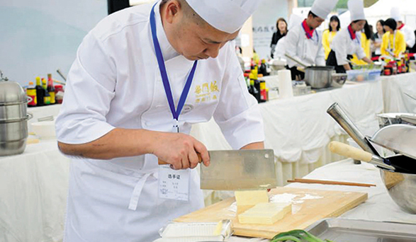 美食竞技团体赛 厨师惊艳比拼非遗“麻婆豆腐”