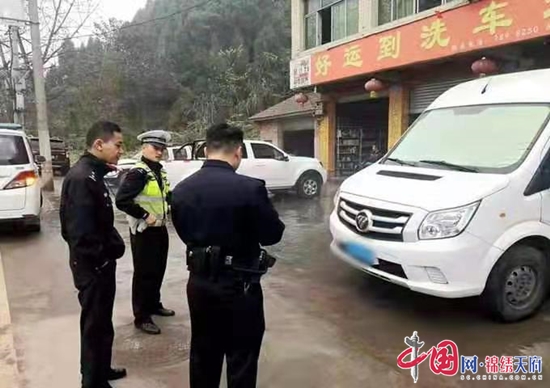 遂宁交警成功拦截一冲关“非法运猪车”