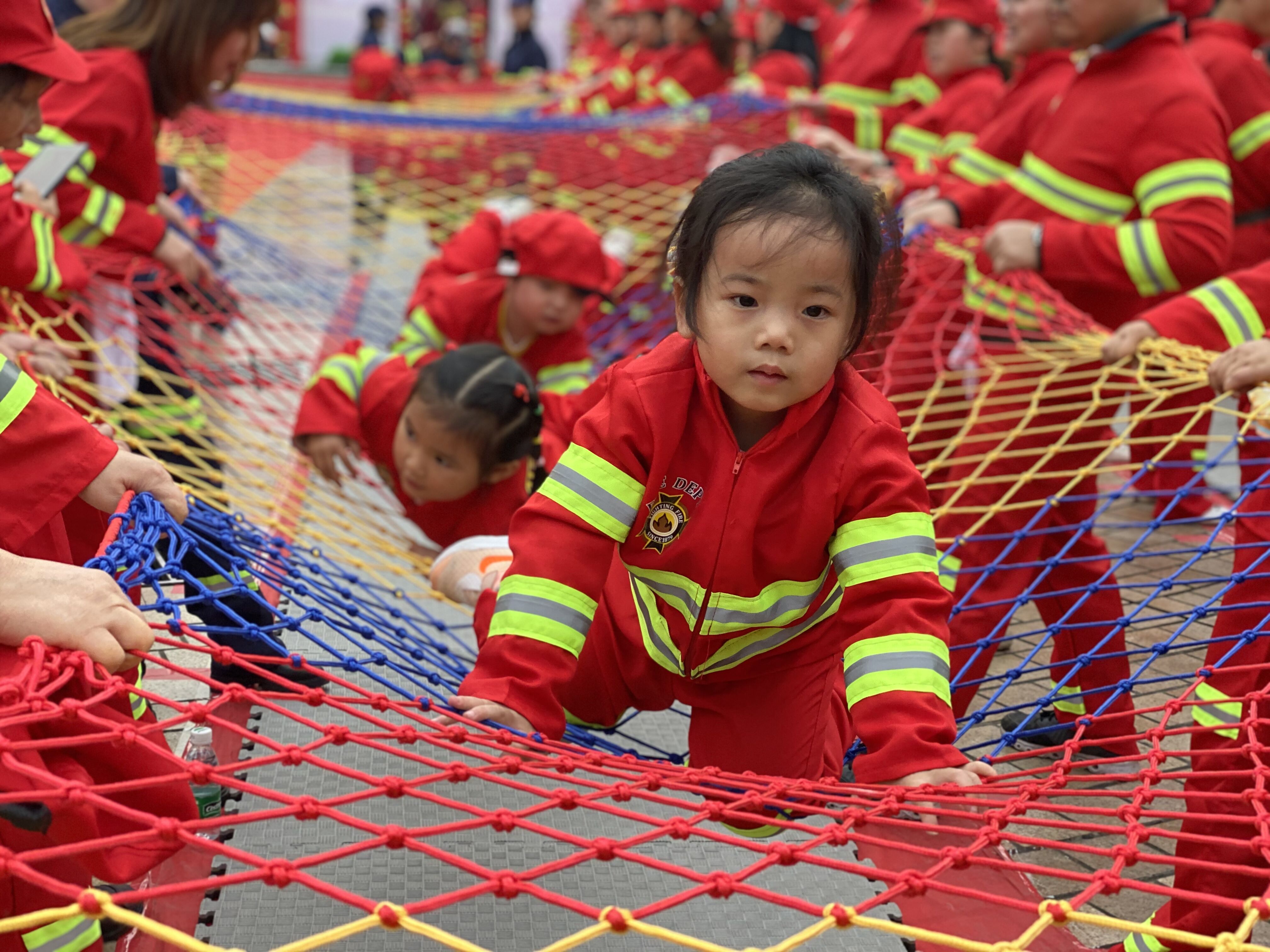 遂宁市近300人共同参与“消防总动员”安全教育亲子体验活动