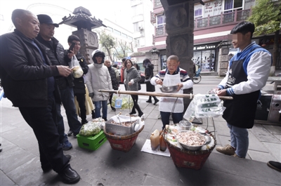 靠手艺不靠网红 成都男子挑担卖凉拌鸡花费百万救子走红